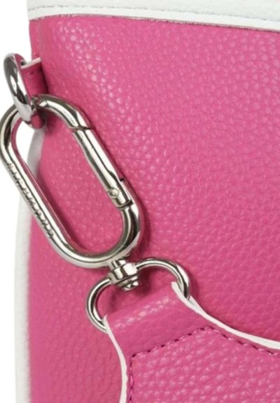 Angolo di borsa in pelle rosa testurizzata con hardware metallico argentato, un gancio a moschettone e dettagli bianchi lungo i bordi.