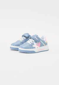 Sneakers in corduroy blu con lacci bianchi e chiusura a strappo. Presentano un design con stelle e cuori glitterati in rosa. Suola in gomma bianca e blu.