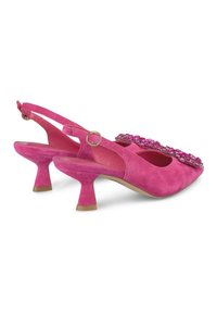 Tacones slingback de ante rosa con puntera redonda y acentos decorativos de cuentas, que cuentan con un tacón cónico de 5 cm y correa de tobillo ajustable.