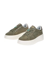 Sneakers verde in suede con una suola bianca spessa, dotati di dettagli metallici e decorazioni in pietre preziose sui lacci.