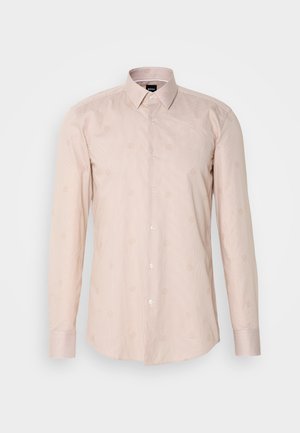 Camisa de manga larga color rosa claro con cuello abotonado, sutil patrón de rayas y motivos circulares bordados.