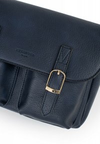 Borsa a spalla in pelle blu navy con finitura texturizzata, dotata di chiusura a fibbia dorata e logo "HEXAGONA PARIS" impressa.