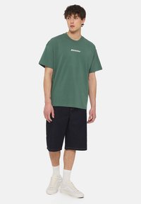 Dickies ENTERPRISE TEE - Triko s potiskem - dark forest