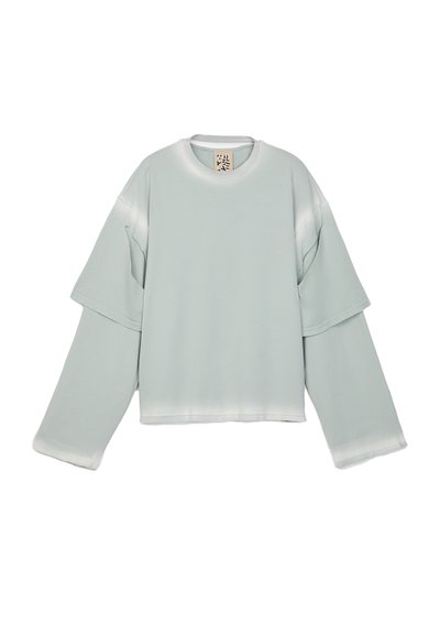 Oversized sweatshirt in muntgroen met gelaagde mouwen, een ronde halslijn en een zachte textuur. Heeft een cropped zoom en subtiele verlopende details.