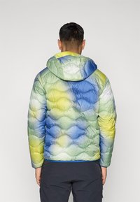 Γεμισμένο μπουφάν με κουκούλα και διαβαθμισμένο μοτίβο σε πράσινο, μπλε και κίτρινο. Διαθέτει υφή καπιτονέ και ελαστικές μανσέτες για άνετη εφαρμογή.