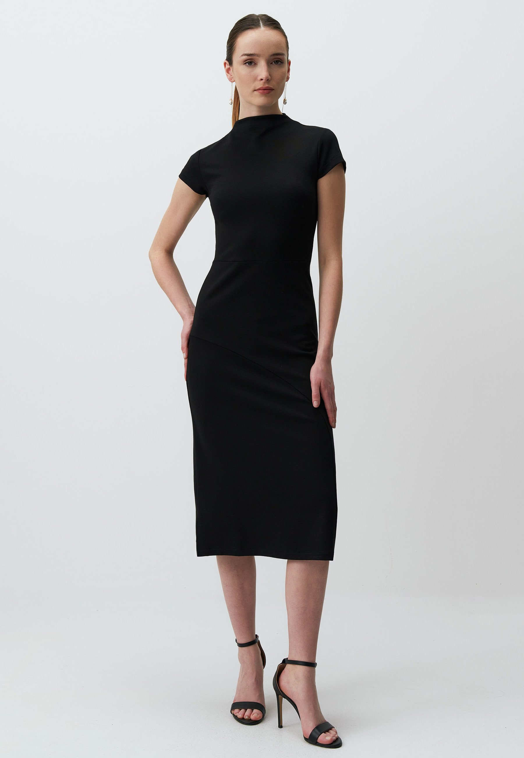Jimmy Key HALF TURTLENECK SHORT SLEEVE MIDI - Shift dress - black - Zalando