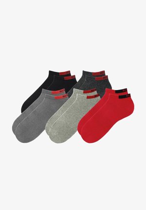 Crew-Socken in Schwarz, Dunkelgrau, Hellgrau und Rot. Der Stoff hat eine glatte Textur; jede Socke verfügt über ein kontrastierendes Band am oberen Ende.