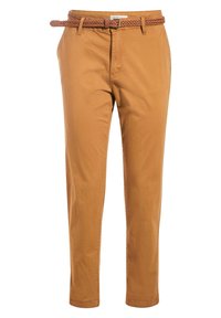 Pantalon en coton beige avec une ceinture tissée marron, design ajusté à coupe slim et jambes droites ; texture lisse sans motifs visibles.