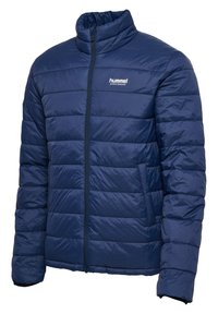 Marineblauwe doorgestikte jas met rits, opstaande kraag en zijzakken, gebrandmerkt met "hummel sportswear" op de borst.