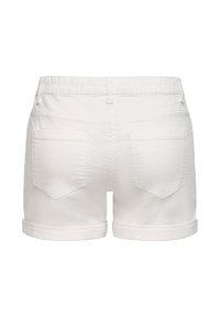 Short en denim blanc avec revers roulés, deux poches arrière et passants de ceinture, vu de dos sur fond blanc.