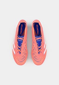 Scarpini da calcio rosa brillante con strisce bianche, caratterizzati da una tomaia testurizzata, dettagli blu e un design con allacciatura aderente. Predominantemente eleganti e aerodinamici.