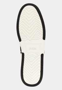 Suola di sneaker bianca con accenti neri testurizzati. Presenta un motivo di battistrada a zig zag e un marchio. Bordo in gomma solida per una maggiore durabilità.