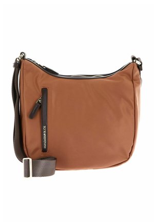 Sac bandoulière marron avec sangle noire réglable et poche zippée verticale à l'avant sur fond blanc.