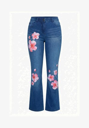 Niebieskie dżinsy z rozszerzanymi nogawkami, zdobione różowo-białymi nadrukami kwiatów hibiskusa na udach i kolanach.