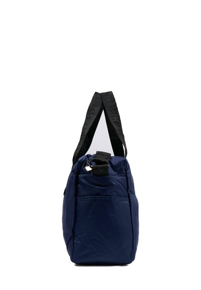 Granatowa torba z teksturowanym czarnym paskiem, zaokrąglony kształt, zamknięcie na górze i kieszeń boczna na drobiazgi. Gładka tkanina.