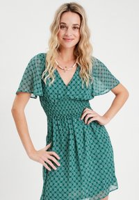 Cache Cache AUSGESTELLTES MIT KURZEN ÄRMELN - Robe de jour - vert