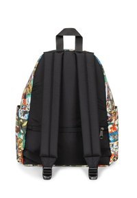 Rugzak met grafische print met diverse afbeeldingen, zwarte stoffen bandjes en een bovenhandvat; voorzien van zijzakken en een ritssluiting.