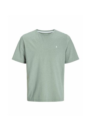 Zelena bombažna majica s krojem okoli vratu in kratkimi rokavi. Ima diskreten logotip na levi prsni strani ter gladko, teksturirano tkanino.