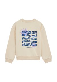 Gai bēšs džemperis ar pārmērīgu piegriezumu, uz kura ir rakstīts "KOLEDŽAS KLUBS" zilā un lavandas krāsā. Ribota piedurkņu un apakšmala. Mīksta auduma tekstūra.