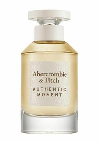 Glas parfume flaske i firkantet form, klar guldren væske, struktureret beige etikette med "Abercrombie & Fitch Authentic Moment" i brun skrifttype, hvid kappe.