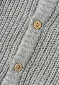 Cardigan grigio lavorato a maglia con un motivo testurizzato; presenta due bottoni in legno con quattro fori, posizionati centralmente sulla parte anteriore.