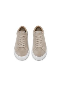 Μπεζ δερμάτινα αθλητικά παπούτσια με στρογγυλές μύτες, επίπεδα κορδόνια και λευκές λαστιχένιες σόλες. Λεία υφή με ραφές σε παρόμοια απόχρωση και μινιμαλιστικό σχέδιο.