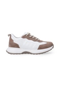 Athletischer Sneaker mit einem weißen und braunen Farbschema, ausgestattet mit einem Obermaterial aus Wildleder und Mesh, Schnürverschluss und Gummisohle.