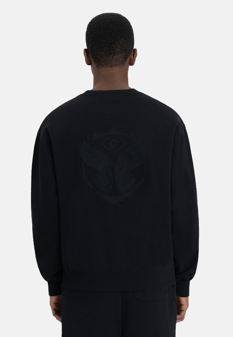 Zwarte sweatshirt met lange mouwen, ronde halslijn en een tonale embleem op de rug met gestileerde vleugels en een oogontwerp.