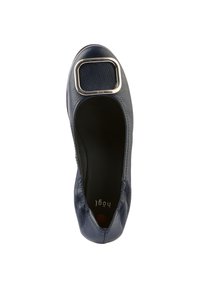 Granatowe skórzane baleriny z kwadratowym metalowym akcentem na palcu. Miękki, teksturowany materiał o zaokrąglonym kształcie palców i elastycznej konstrukcji.