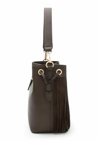 Bolso de cuero marrón tipo saco con detalle de flecos, superficie texturizada, herrajes dorados y una correa ajustable.