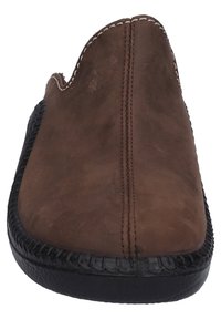 Bruine moccasin-stijl pantoffel met een zachte leren bovenkant, zwarte rubberen zool, contrasterende witte stiksels en een gewebde detail rond de bovenrand van de zool.