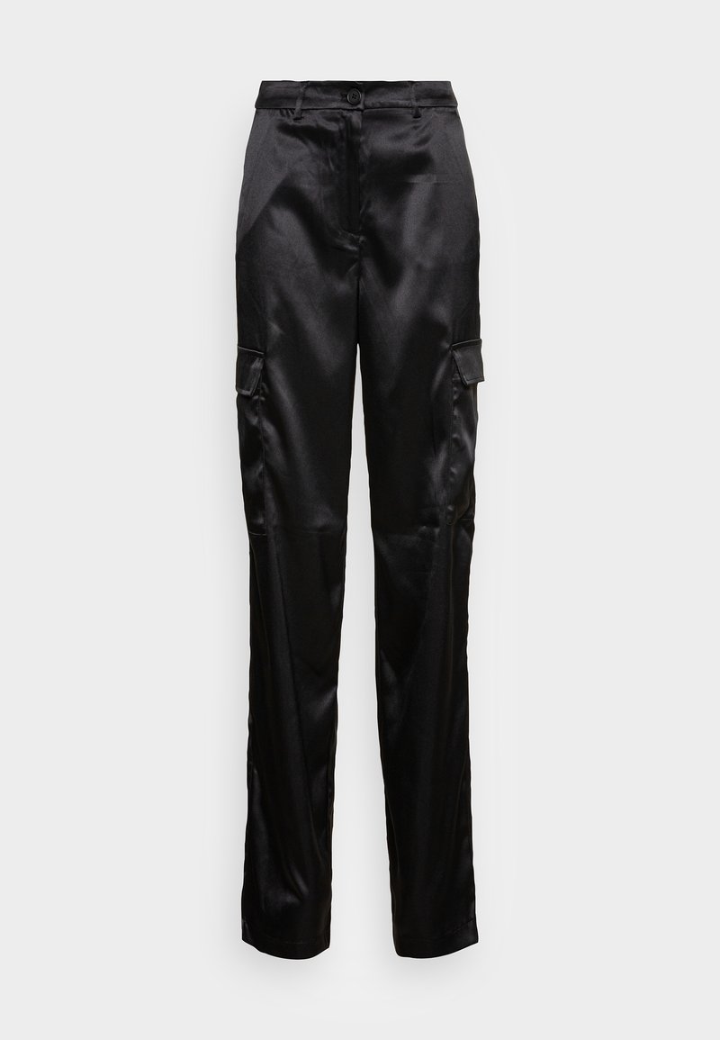 Mustat satiinipohjaiset cargo-housut suoranlahkeisella muotoilulla, joissa on sivutaskut ja nappikiinnitys vyötäröllä. Sileä pinta, klassinen leikkaus.