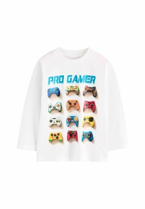 T-shirt bianca in cotone con maniche corte, arricchita da una grafica multicolore che raffigura dodici controller di videogiochi e la scritta "PRO GAMER" sopra.