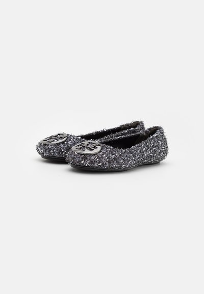 Grå, strukturerade balettklossar med en fluffig yta och en geometrisk platta som accent på tån. Flexibel sula, klassisk rund form.