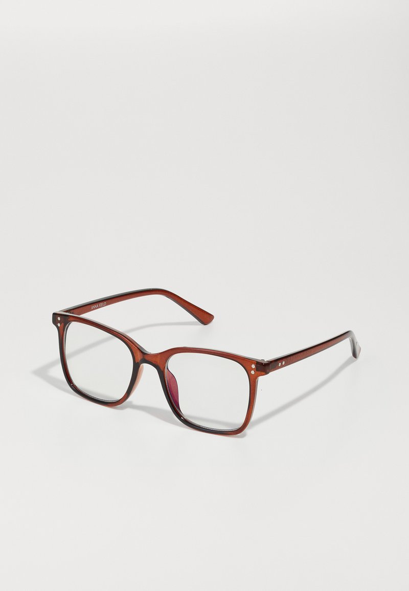 Ochelari de vedere din acetat maro, cu formă rectangulară, lentile transparente și o ușoară nuanță roz pe o lentilă. Prezintă accente metalice pe brațele ochelarilor.