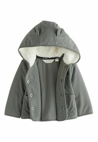 Grå hættejakke med en blød, hvid fleece-foring, der har trykknapper, to sidelommer og quiltede detaljer på ærmerne.
