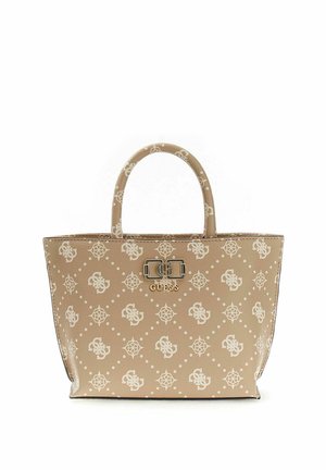 Sac à main beige Guess avec deux poignées, orné de logos blancs et de formes géométriques, avec une plaque métallique à logo central.