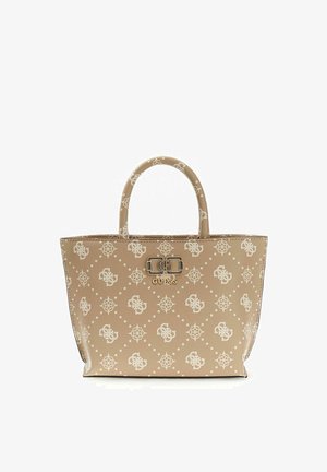 Sac à main beige Guess avec deux poignées, orné de logos blancs et de formes géométriques, avec une plaque métallique à logo central.