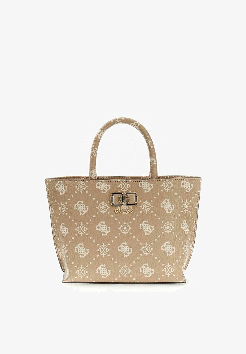 Bolso beige de Guess con dos asas, decorado con logotipos blancos y formas geométricas, con una placa metálica con el logo central.