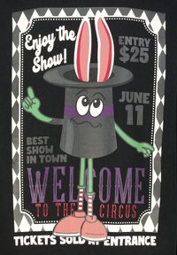 Circusthema t-shirt met een cartoonachtige groene figuur met een zwarte hoge hoed, roze oren en rode schoenen, tegen een zwarte achtergrond.