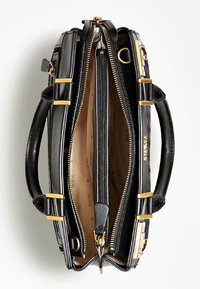 Borsa nera con hardware dorato, compartimenti a doppia cerniera, tessuto testurizzato e due manici. Presenta un interno beige con branding.