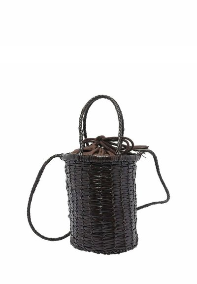 Cesta rotonda intrecciata di colore marrone scuro con una finitura testurizzata. Presenta due maniglie corte e una chiusura a cordoncino nella parte superiore.