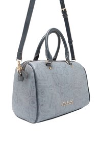 Borsa grigia in pelle goffrata con motivi di timbri di viaggio, doppi manici superiori e tracolla removibile. Logo dorato in evidenza sulla parte anteriore.