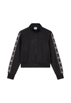 Zwarte jas met ritssluiting en opstaande kraag, voorzien van zijzakken en contrasterende patronen langs de mouwen. Gemaakt van glad, rekbaar materiaal.