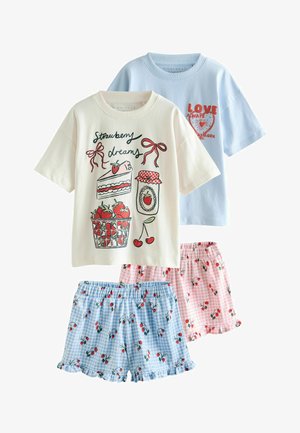 Kolmiosainen lasten yöpukusetti, joka sisältää: kermanvärisen paidan, jossa on mansikkakuviot; vaaleansinisen paidan, jossa on punainen teksti; sekä kuviolliset shortsit.