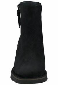 Botín de ante negro con suela de goma plana, cremallera lateral y un detalle de costura minimalista. Textura suave y diseño de punta redonda.