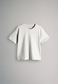 Lysegrå kortærmet t-shirt med rund hals, hængende mod en ensfarvet grå baggrund.