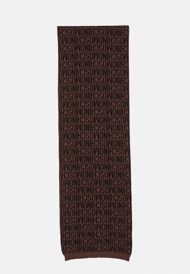 Écharpe tricotée en brun foncé avec un motif répété de texte noir. Forme longue et rectangulaire avec des bords finis. Texture douce.