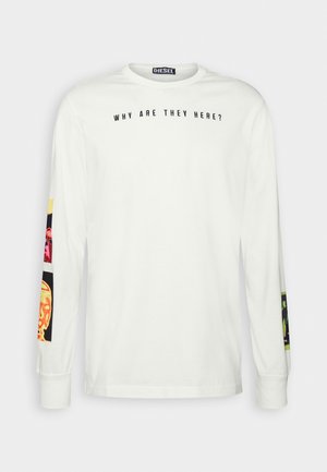 Valkoinen Diesel-merkkinen pitkähiha-paita, jossa on teksti "MIKSI HE OVAT TÄÄLLÄ?" rinnassa ja värikkäitä graafisia kuvioita molemmissa hihoissa.
