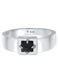 Anello in argento sterling con finitura lucida, caratterizzato da una pietra neraQuadrata al centro, incastonato in un design minimalista. Marcato "925."